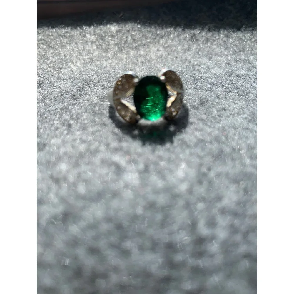 Sterling Silver Ring with Central Green Stone - Picture 3 of 8